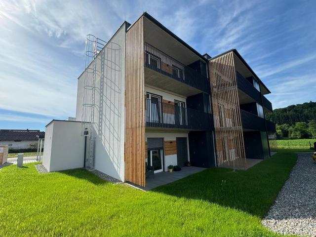 Neuwertige bereits vermiete 2 Zimmer Anlegerwohnung mit Balkon und Carport in Untergroßau