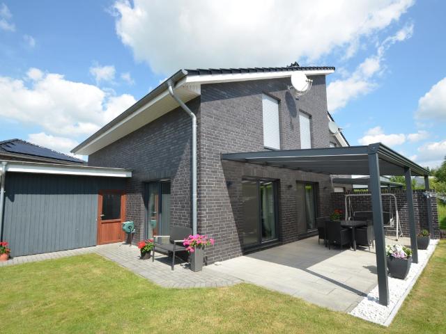Neuwertige DHH mit Carport in Nordenham