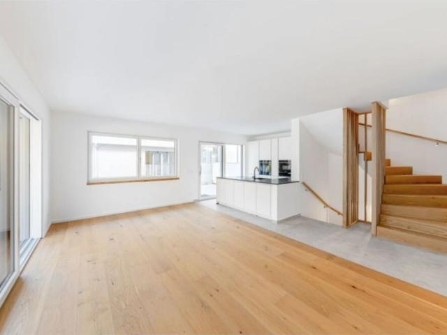 Neuwertige Doppelhaushälfte 5 Zi, Garten, Balkon, Garage, in Grün Ruhelage!