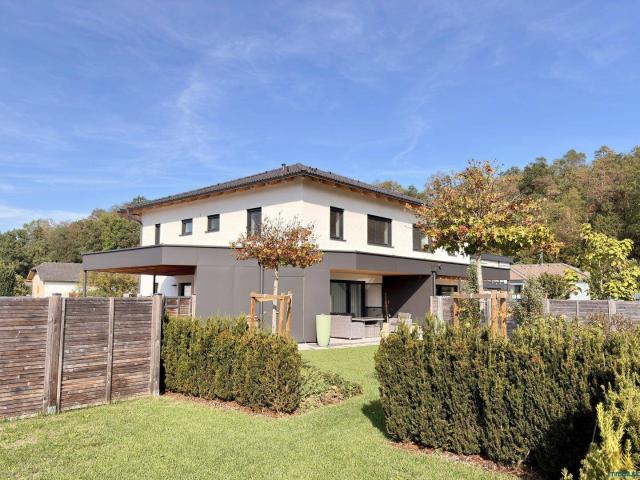 Neuwertige Doppelhaushälfte in Vorchdorf – Eigengarten, Südterrasse & Luftwärmepumpe | € 529.000