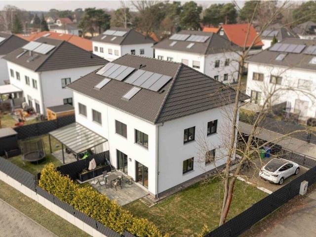 Neuwertige Doppelhaushälfte mit Dachstudio Bereit zum Einzug