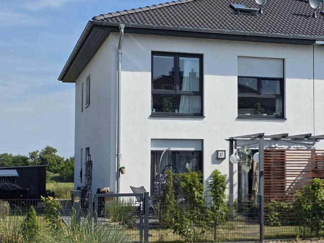 Neuwertige Doppelhaushälfte mit Garten, Wärmepumpe und zwei Stellplätzen in Biederitz
