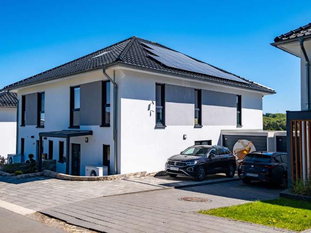 Neuwertige Doppelhaushälfte mit Gartenparadies & hochwertiger Ausstattung