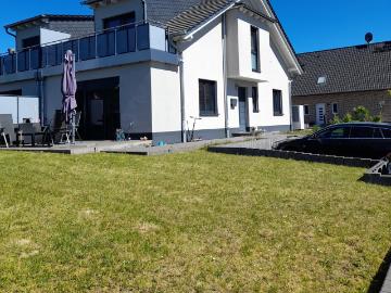 Neuwertige Doppelhaushälfte mit großem Garten in ruhiger Lage