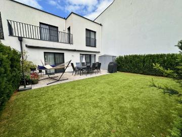 Neuwertige Doppelhaushälfte mit Tiefgaragenplatz in begehrter Ruhelage von Stammersdorf