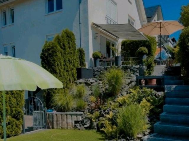 Neuwertige Doppelhaushälfte + neue PV Anlage ! PROVISIONSFREI !