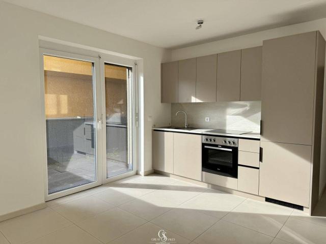 Neuwertige Drei Zimmer Wohnung mit neuer Küchenzeile in exklusiver Wohnanalge