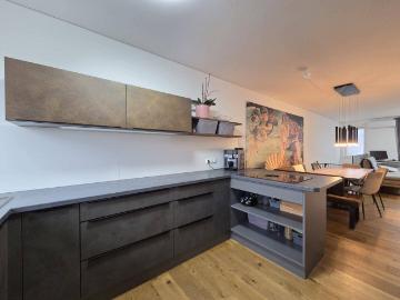 Neuwertige Reihenhaus Wohnung mit Eigengarten, Dachterrasse und zwei Garagenplätzen