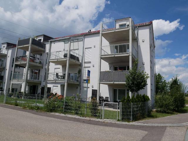 neuwertige, helle Wohnung im 3. OG mit Aufzug, Balkon und Gartenanteil