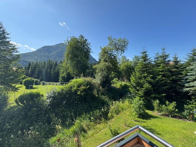 Neuwertige, seniorengerechte 2 Zi. ETW mit Lift, EBK und Carport ruhig am Naturrand mit Bergblick