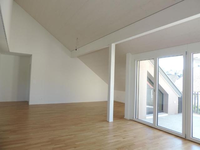 Neuwertige und grosszügige 3.5 Zimmer Dachwohnung
