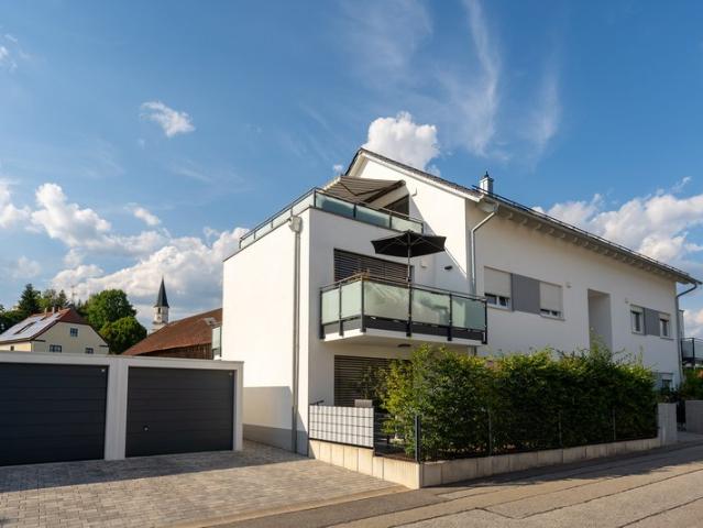 Neuwertige und moderne 3 Zimmer Wohnung mit zwei Balkonen