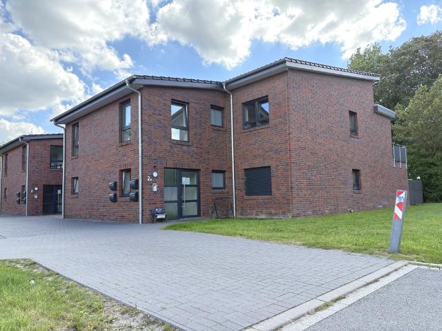 Neuwertige, vermietete Eigentumswohnung mit Balkon und Carport