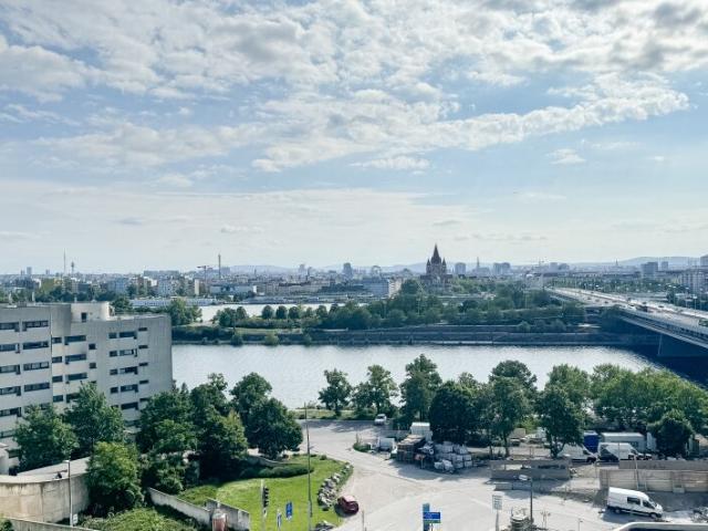 Neuwertige Wohnung mit durchdachtem Grundriss und weitläufigem Balkon, in unmittelbarer Nähe zum Donaupark