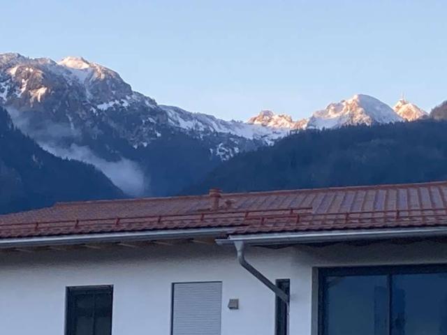 Neuwertige Wohnung mit drei Zimmern sowie Balkon und EBK in Brannenburg