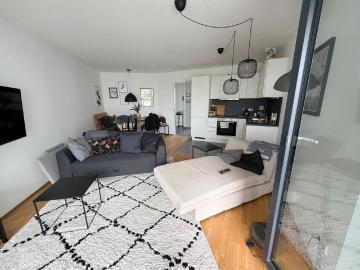 Neuwertige Zweizimmerwohnung mit Küche, Balkon und Stellplatz in der Neustadt