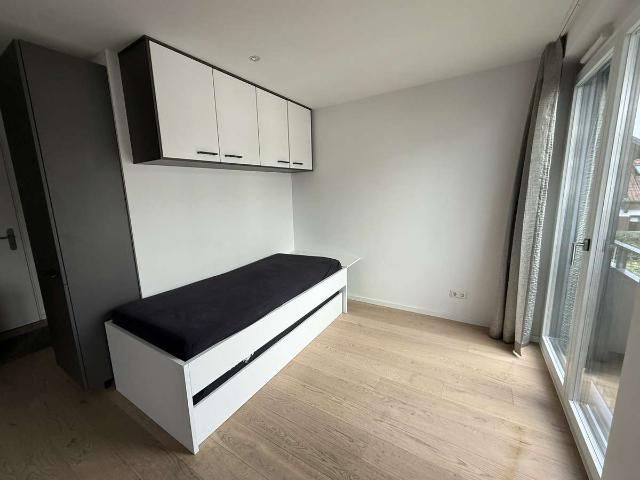 Neuwertige 1 Zimmer Wohnung, möbliert mit Balkon, Fußbodenheiz. & Würmzugang – Nachmieter gesucht