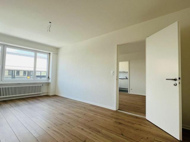 Neuwertige 2,5 Zimmerwohnung mit Balkon und Keller direkt am Bahnhof 1053
