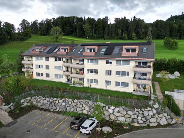 Neuwertige 2.5 Zimmer Dachgeschosswohnung in Abtwil