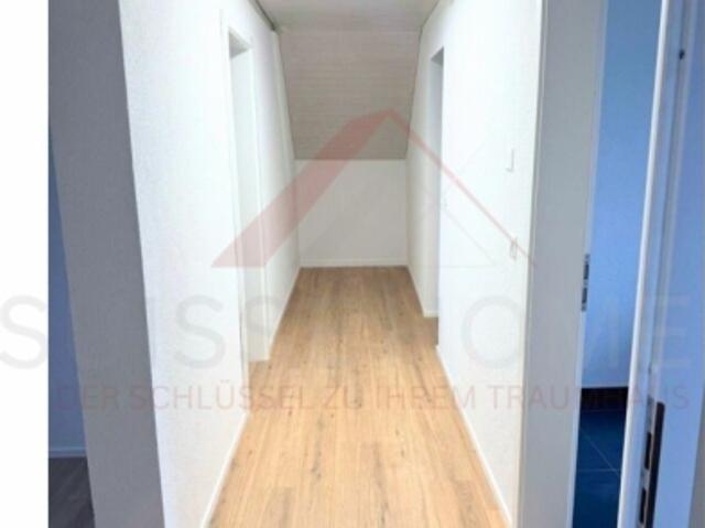 Neuwertige 2.5 Zimmer Dachwohnung mit Waschturm & Parkplatz