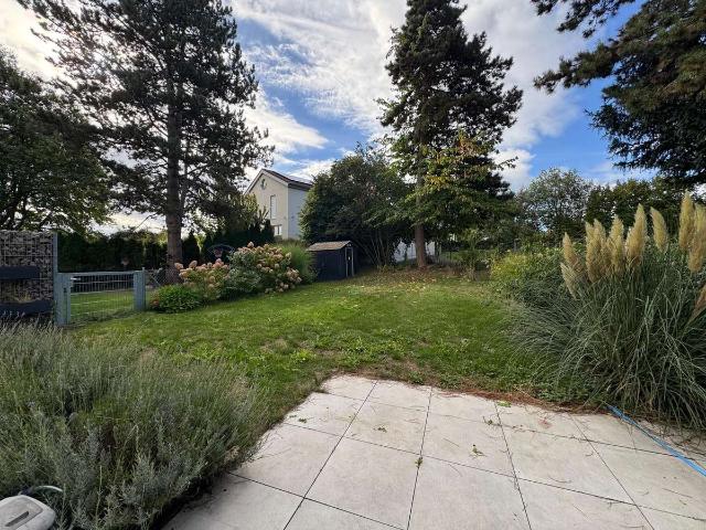Neuwertige 2 Zi. Wohnung mit Terrasse, Gartenanteil, TG Stellplatz, uvm