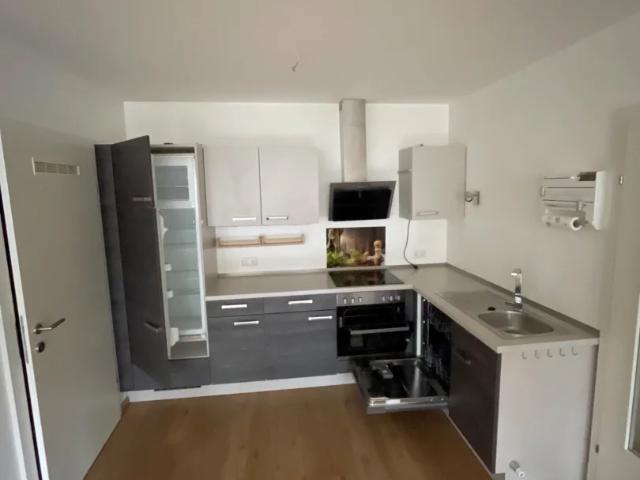 Neuwertige 2 Zimmer Wohnung mit möblierter Küche und PKW Stellplatz im Zentrum von Gurten