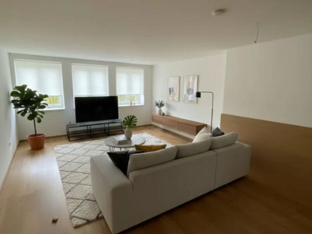 Neuwertige 2 Zimmer Wohnung mit möblierter Küche und PKW Stellplatz im Zentrum von Gurten