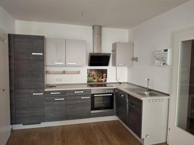 Neuwertige 2 Zimmer Wohnung mit möblierter Küche und PKW Stellplatz im Zentrum von Gurten