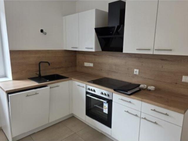 Neuwertige 2 Zimmer Wohnung mit großem Balkon und PKW Abstellplatz