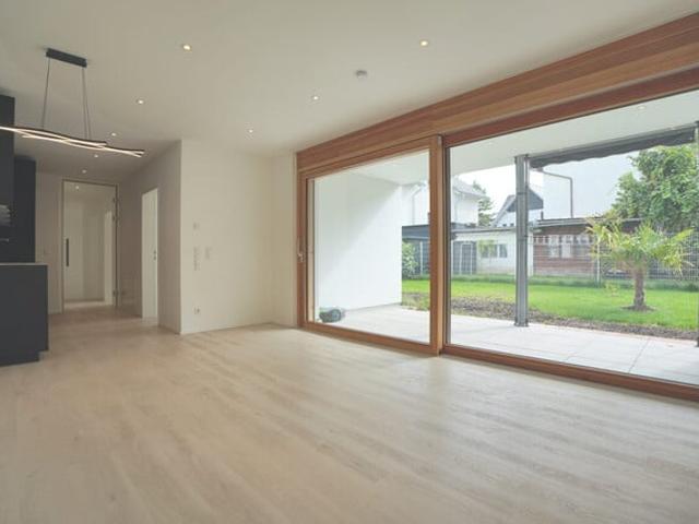 Neuwertige 2 Zimmer Wohnung mit großem Garten und Terrasse