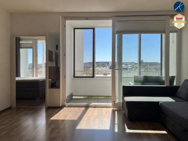 Neuwertige 2 Zimmer Wohnung mit 2 Loggien und Auto Stellplatz
