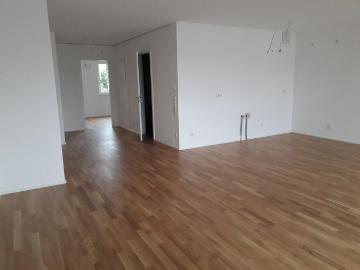 Neuwertige 2 Zimmerwohnung mit Balkon und TG Sellplatz