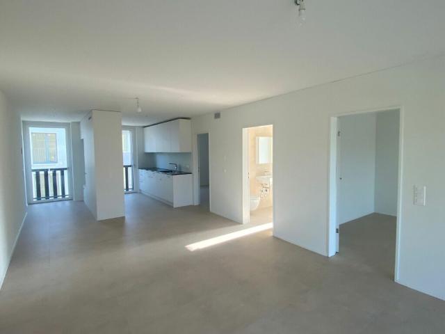 Neuwertige 3.5 Zimmerwohnung im 1. OG mit Wintergarten
