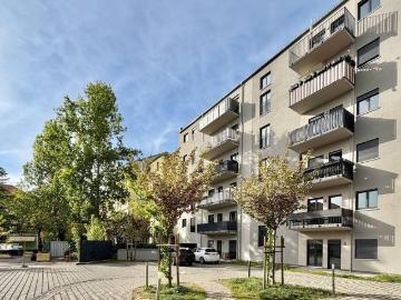 Neuwertige 3,5 Zimmer Wohnung mit 2 Balkonen, Aufzug und TG Stellplatz in zentraler Lage