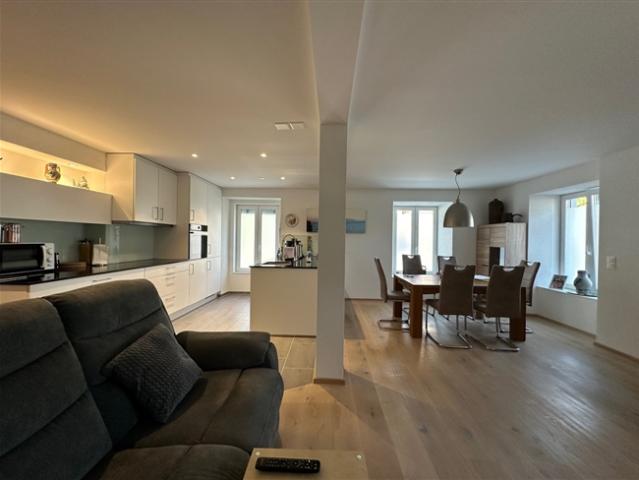 Neuwertige 3.5 Zimmer Wohnung mit Sitzplatz und Carport zu verkaufen