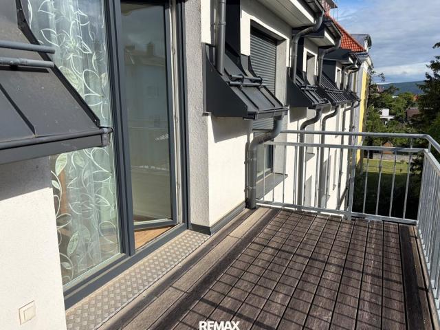 Neuwertige 3 Zi Wohnung in Bad Vöslau mit 2 Balkonen, Terrasse & 2 Garagen!