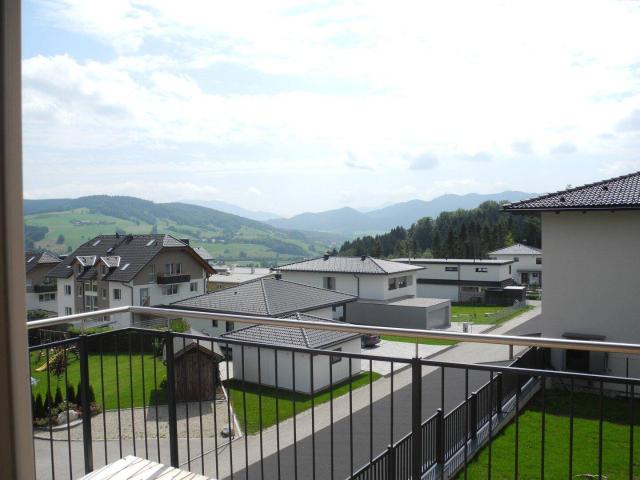 Neuwertige 3 Zimmer Mietwohnung in Oberwang mit Carport und wunderschönem Weitblick!