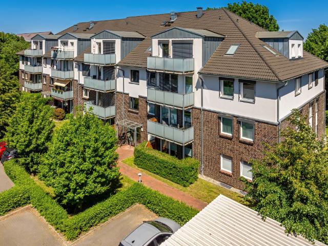Neuwertige 3 Zimmer Dachgeschoss Wohnung mit Balkon!