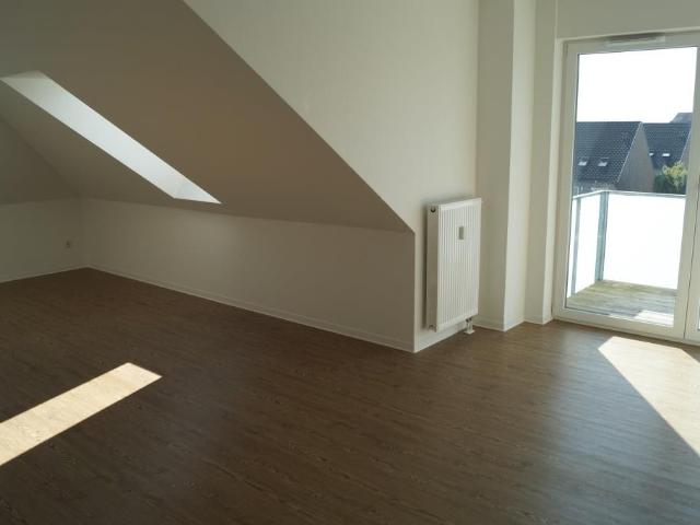 Neuwertige 3 Zimmer Dachgeschoss Wohnung mit Balkon!