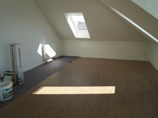 Neuwertige 3 Zimmer Dachgeschoss Wohnung mit Balkon!