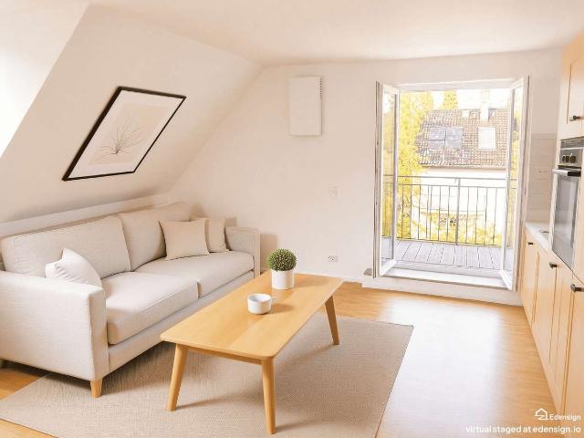 Neuwertige 3 Zimmer Dachgeschosswohnung mit 2 Schlafzimmern, Balkon und Aufzug