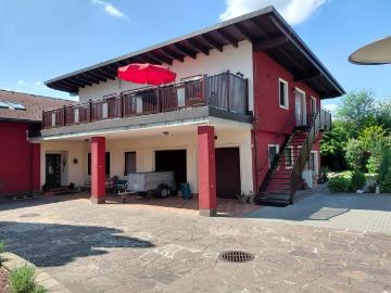 Neuwertige 3 Zimmer Eigentumswohnung mit großer Terrasse & Garten