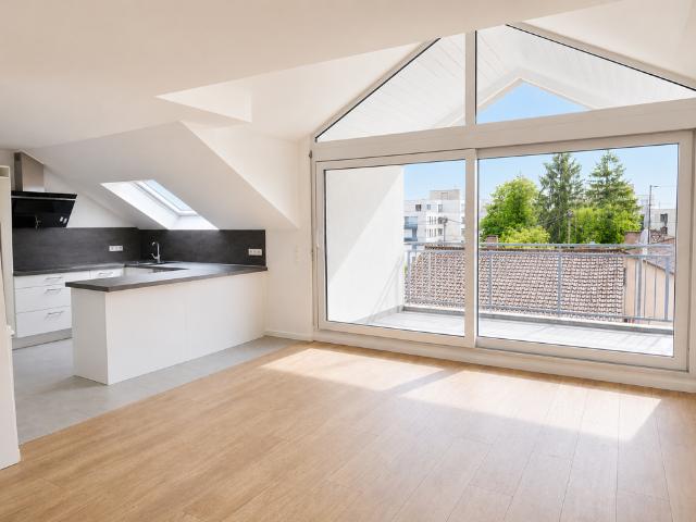 Neuwertige 3 Zimmer Penthouse Wohnung in Frankfurt Nied