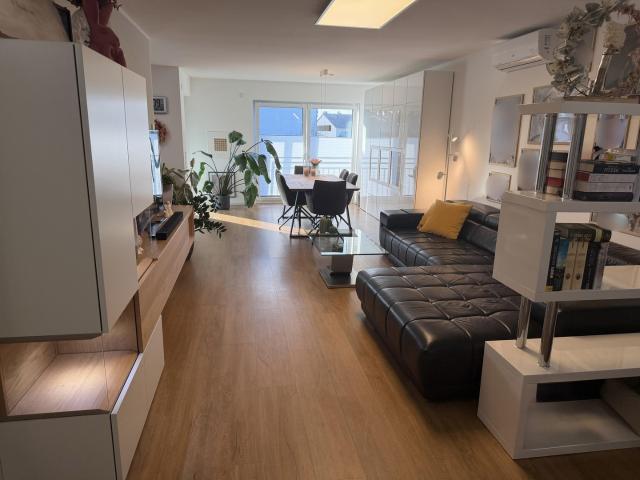 Neuwertige 3 Zimmer Wohnung Bj. 2021 mit 15 m² Balkon, Klimaanlage & TG Stellplatz