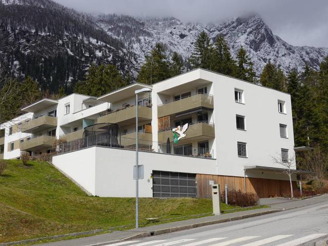 Neuwertige 3 Zimmer Wohnung mit Balkon und 2 Tiefgaragenplätzen