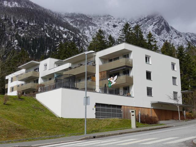 Neuwertige 3 Zimmer Wohnung mit Balkon und 2 Tiefgaragenplätzen