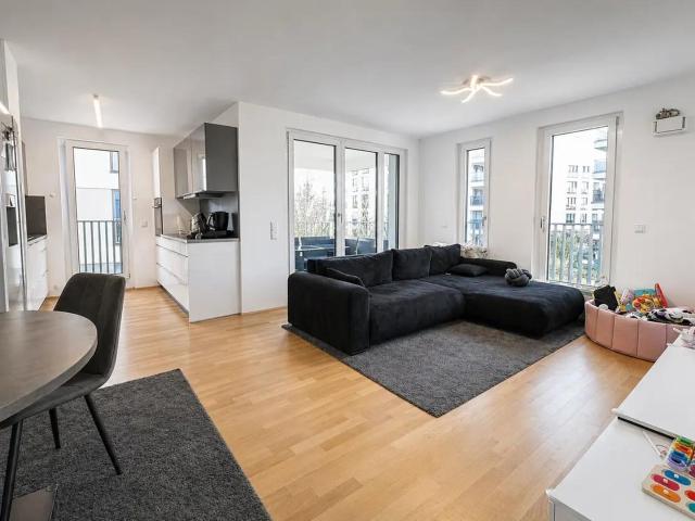 Neuwertige 3 Zimmer Wohnung mit Balkon, zwei Bädern & TG Stellplatz