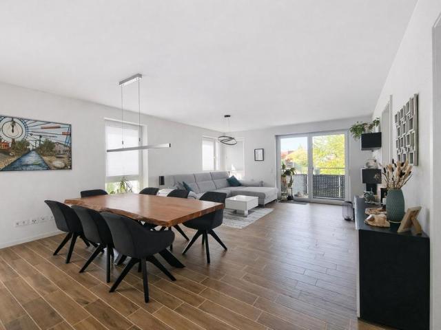 Neuwertige 3 Zimmer Wohnung mit Balkon, Küche, TG in Herrenberg