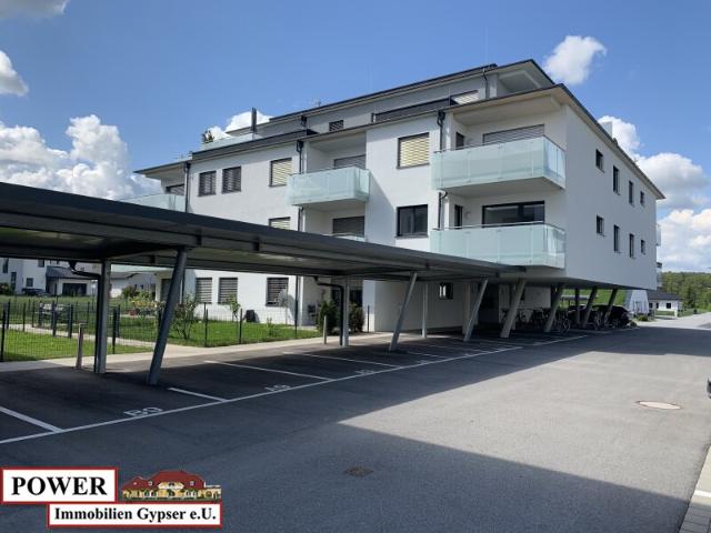 Neuwertige 3 Zimmer Wohnung mit großen Balkon & Carport!