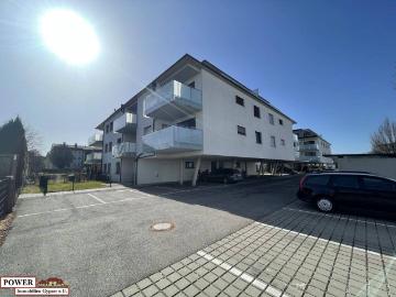 Neuwertige 3 Zimmer Wohnung mit großen Balkon & Carport!